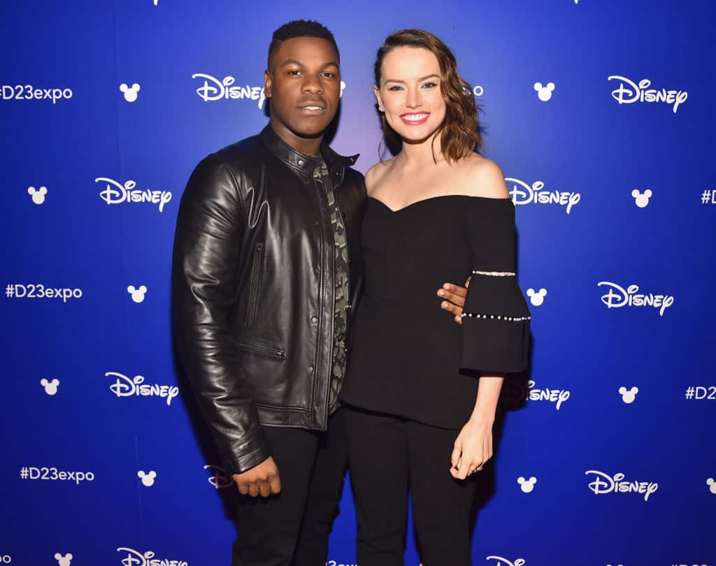 John Boyega y Daisy Ridley. Pulzo.