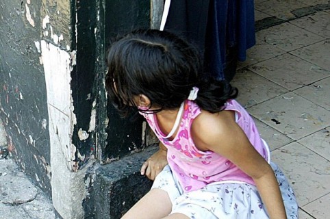 Niña en una puerta
