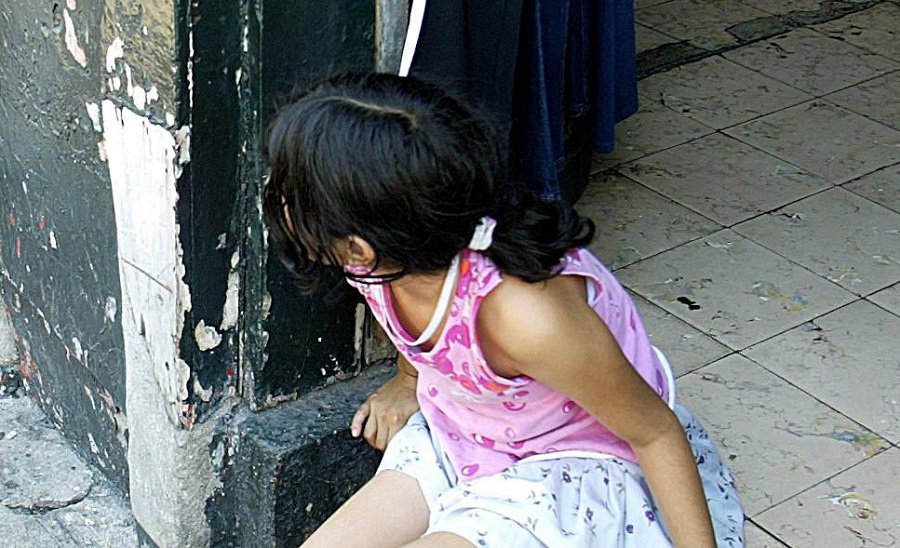 Niña en una puerta