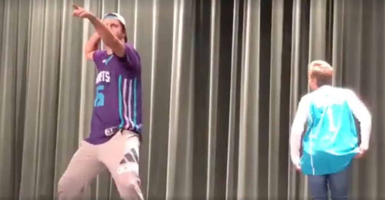 Madre e hijo bailando juntos en un colegio. Pulzo.