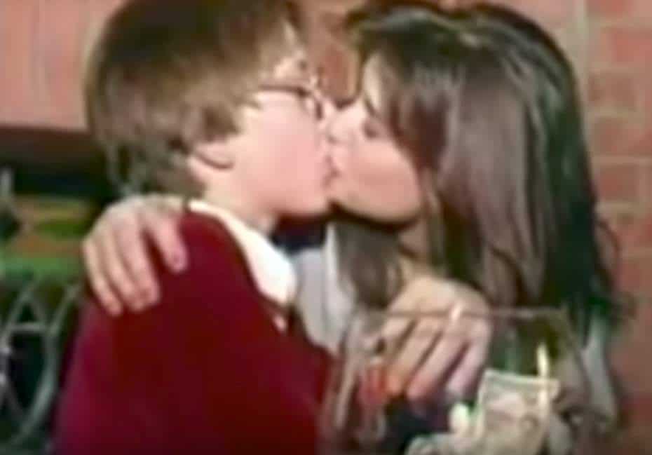 La actriz Demi Moore besa a un niño.