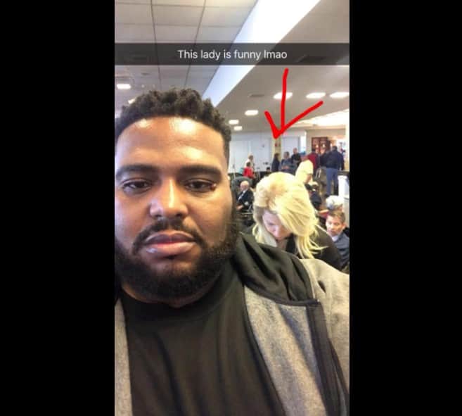 Hombre negro que habría sido víctima de racismo en aeropuerto. Pulzo.