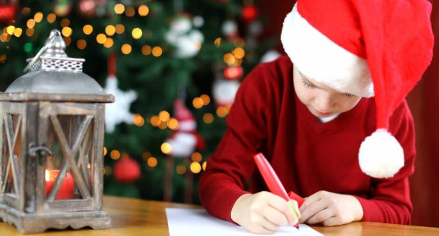 Niño le escribe a Papá Noel.