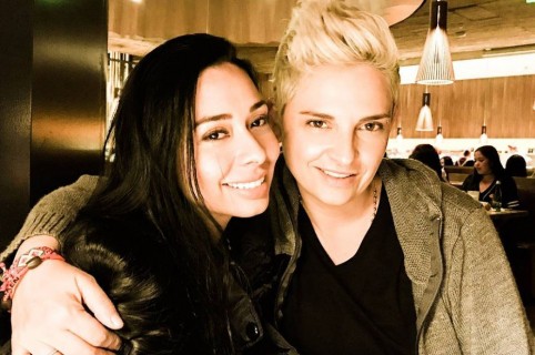 Camila Chaín, locutora, con su novia Kelly Barrios.