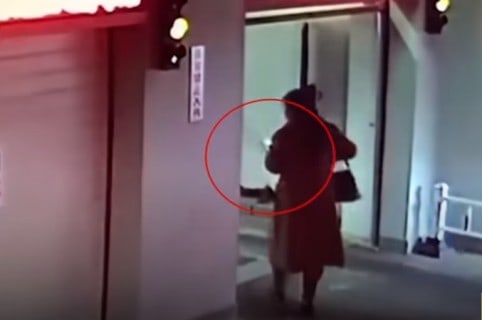 Mujer distraída con el celular