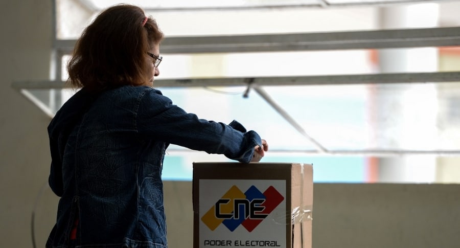 Una mujer vota en Caracas