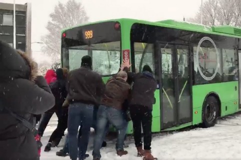 Personas empujan bus atascado en Países Bajos. Pulzo.