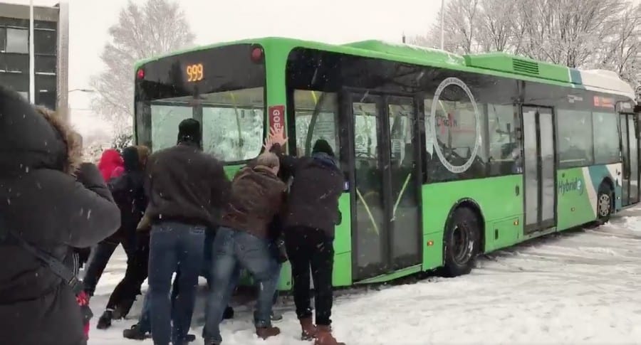 Personas empujan bus atascado en Países Bajos. Pulzo.