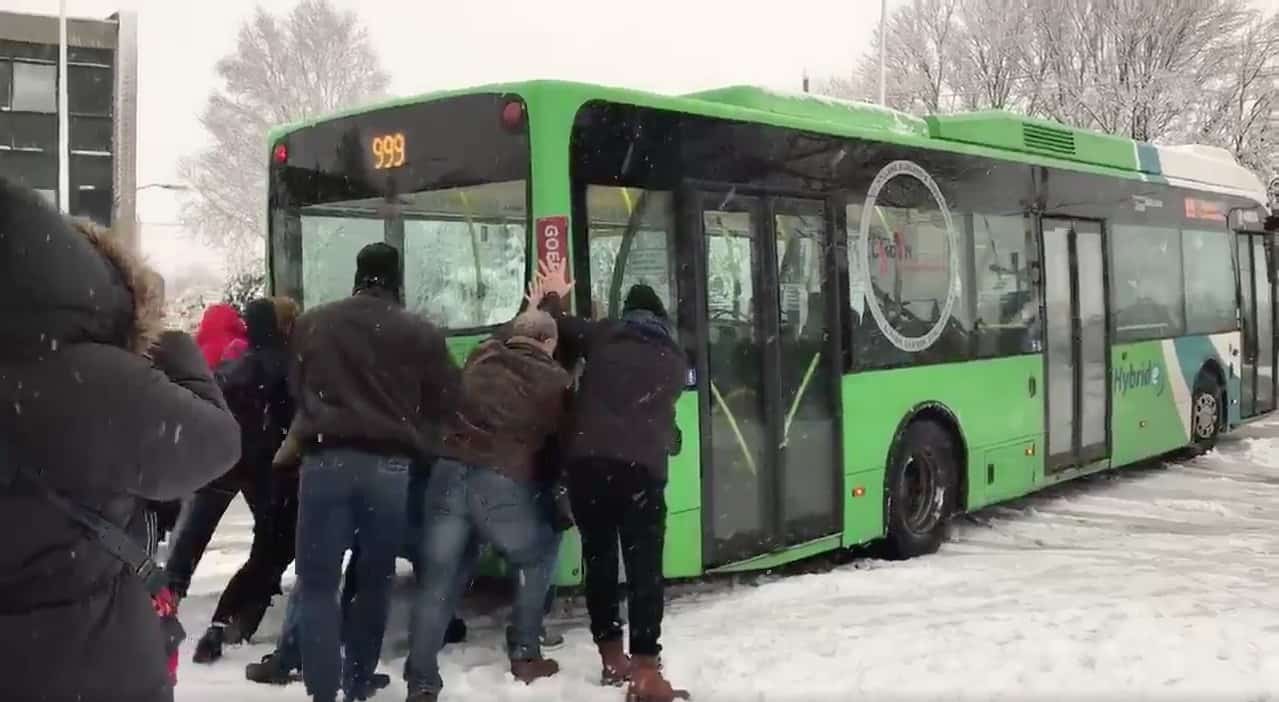 Personas empujan bus atascado en Países Bajos. Pulzo.