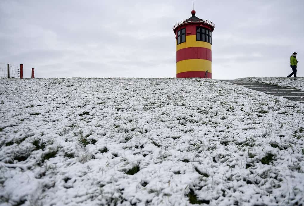 Temporal de nieve y fuertes vientos obliga a cancelar vuelos en media Europa