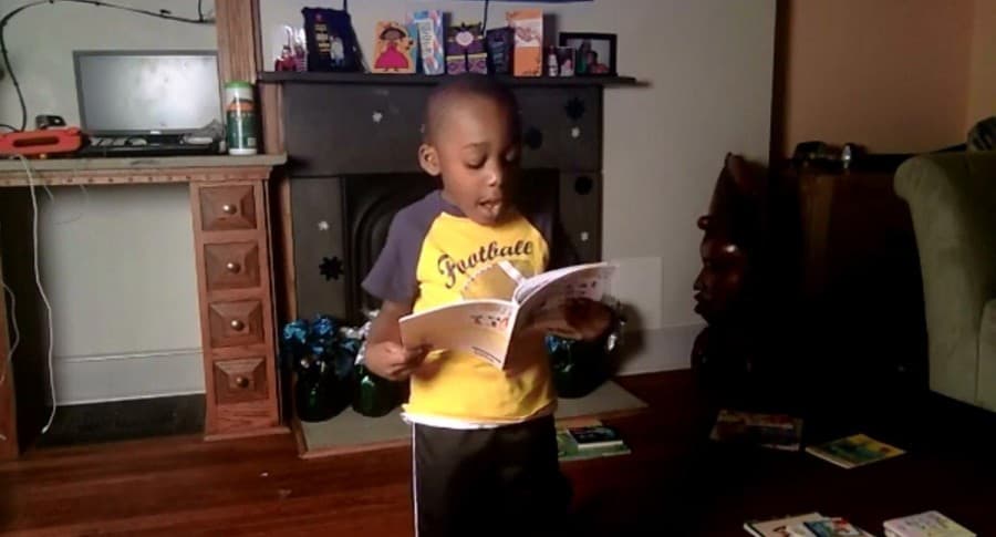 Niño lee 100 libros en un día