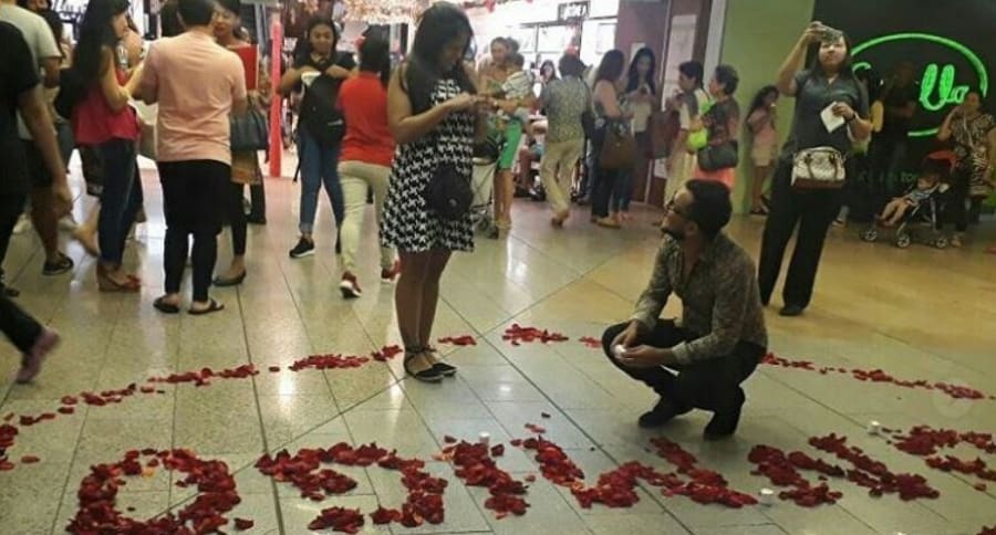 Propuesta de matrimonio en centro comercial