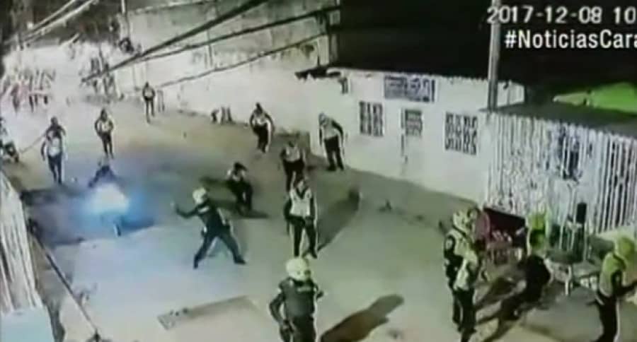 Pelea entre policías y ciudadanos en Barranquilla. Pulzo.
