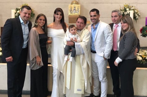 La presentadora Carolina Cruz y el actor Lincoln Palomeque con familiares en el bautizo de su hijo Matías.