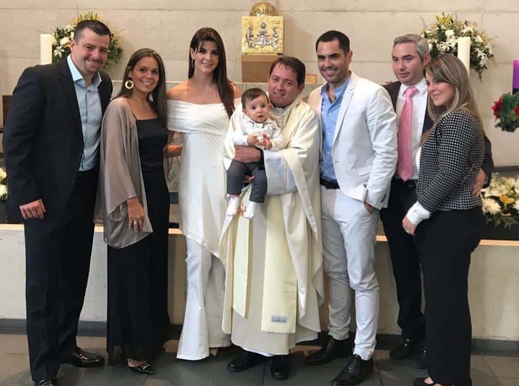 La presentadora Carolina Cruz y el actor Lincoln Palomeque con familiares en el bautizo de su hijo Matías.