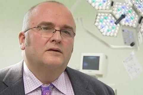 Cirujano Simon Bramhall marcó sus iniciales en hígados de pacientes