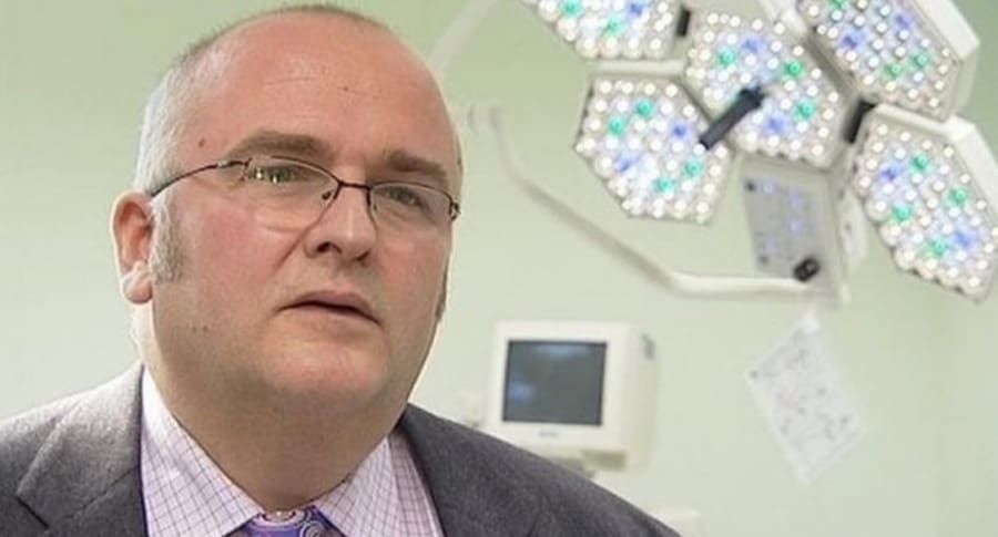 Cirujano Simon Bramhall  marcó sus iniciales en hígados de pacientes