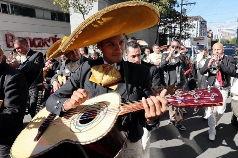 A ritmo de trompetas y guitarrón, mariachis celebran sus 50 años en Colombia
