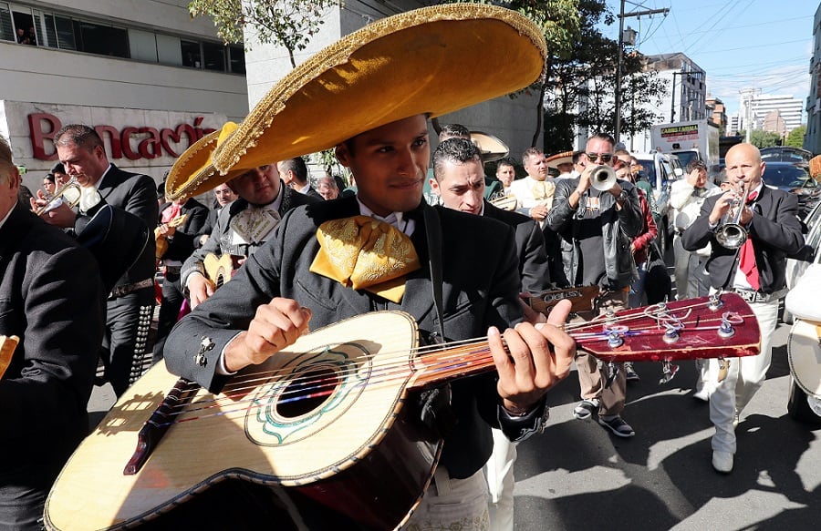A ritmo de trompetas y guitarrón, mariachis celebran sus 50 años en Colombia