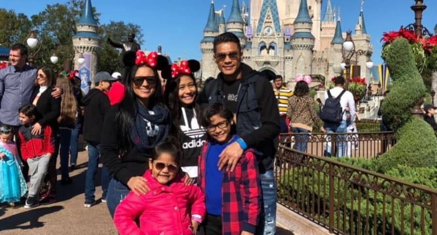 El futbolista Teófilo Gutiérrez con su familia en Disney.