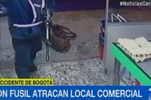 Hombre roba supermercado en Bogotá con un fusil. Pulzo.