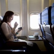 Mujer en avión