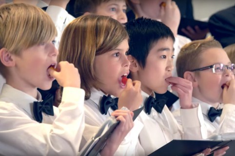 Niños del coro danés 'Herning Boys Choir' comiéndose un pimiento fantasma. Pulzo.