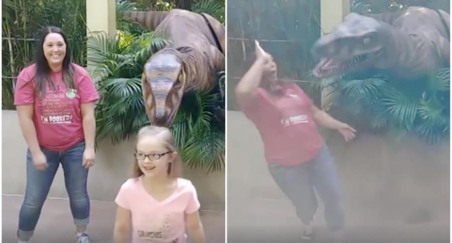 Mujer se asusta con dinosaurio falso.