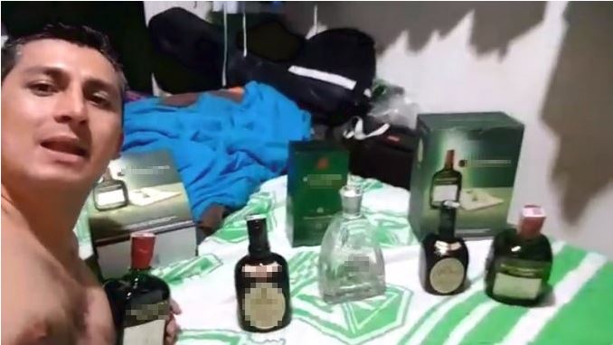 Alcalde se graba con botellas de licor