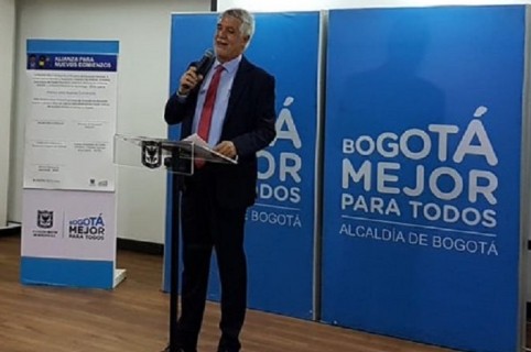 Alcalde Enrique Peñalosa al lado de logo de Bogotá