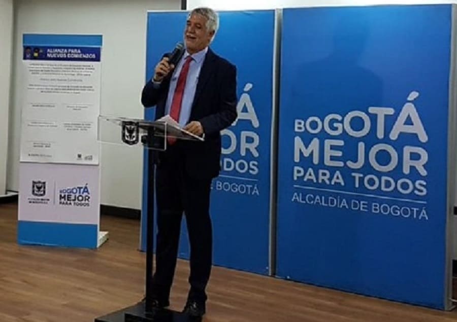Alcalde Enrique Peñalosa al lado de logo de Bogotá
