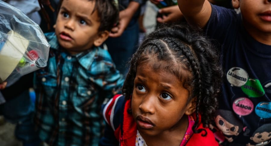 Niños esperan comida en Caracas