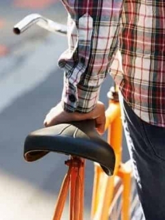 Ciclista y su bicicleta. Pulzo.