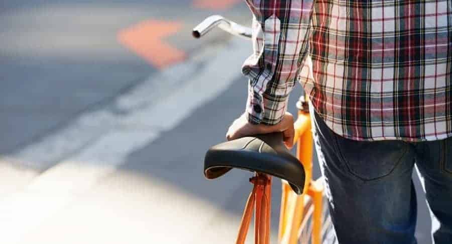 Ciclista y su bicicleta. Pulzo.