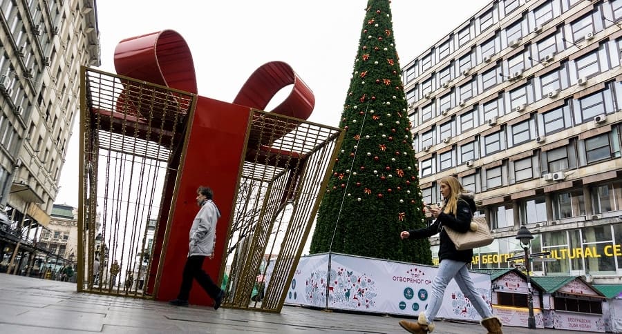 Costoso árbol de Navidad en Belgrado