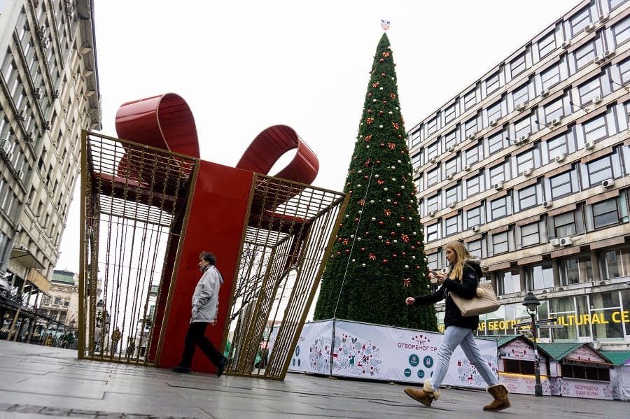 Costoso árbol de Navidad en Belgrado