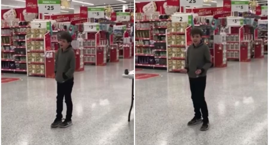 Niño autista canta en un supermercado.