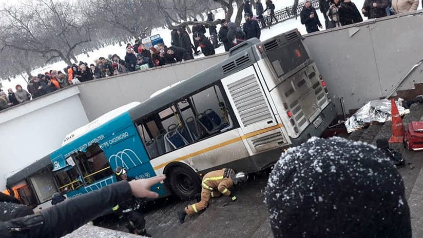Bus que atropelló a transeúntes en Moscú