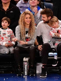 Shakira, cantante, con su pareja, el futbolista Gerard Piqué, y sus hijos Milan y Sasha.