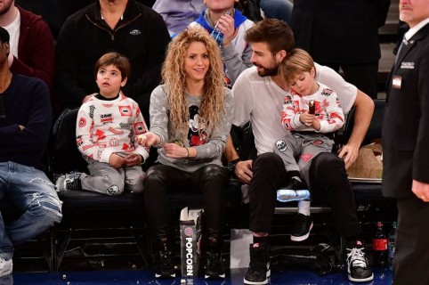 Shakira, cantante, con su pareja, el futbolista Gerard Piqué, y sus hijos Milan y Sasha.