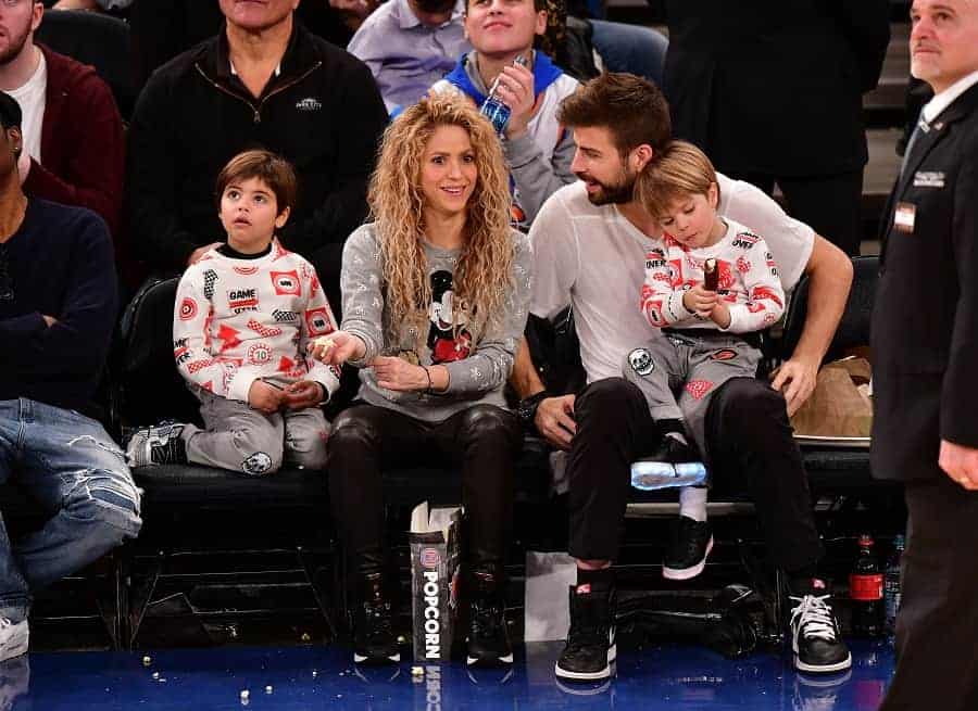 Shakira, cantante, con su pareja, el futbolista Gerard Piqué, y sus hijos Milan y Sasha.