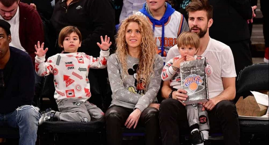 La cantante Shakira con su pareja, el futbolista Gerard Piqué, y sus hijos Milan y Sasha.