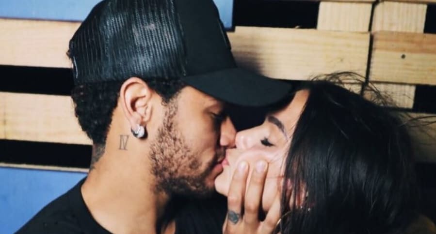 Neymar besando a su ex novia