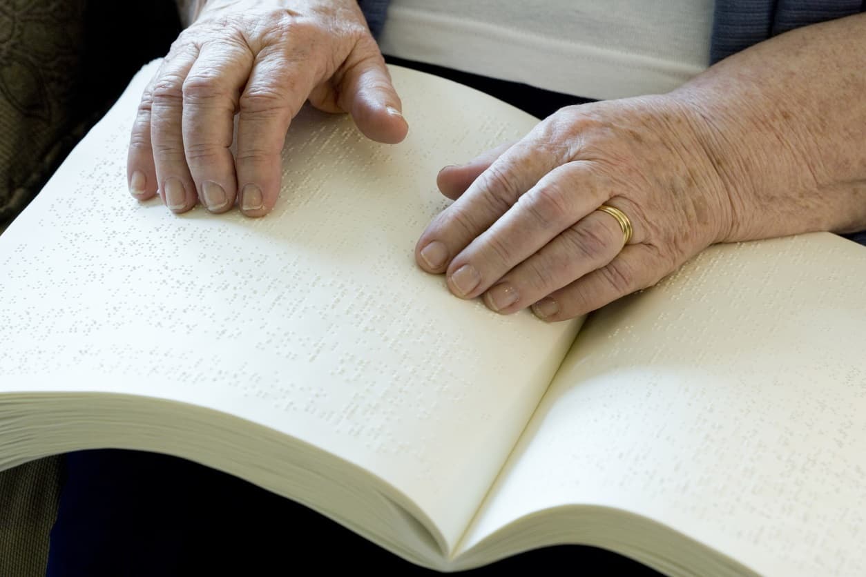 Mujer leyendo en braile