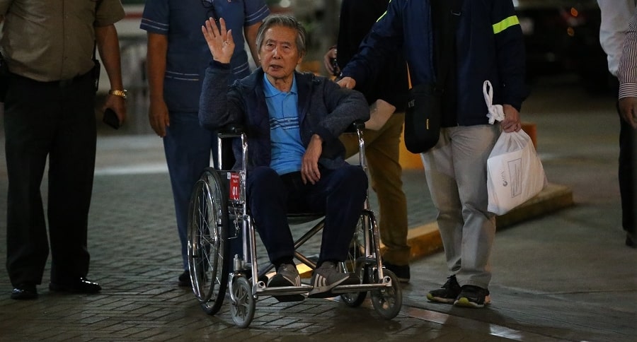 Fujimori saliendo de la clínica