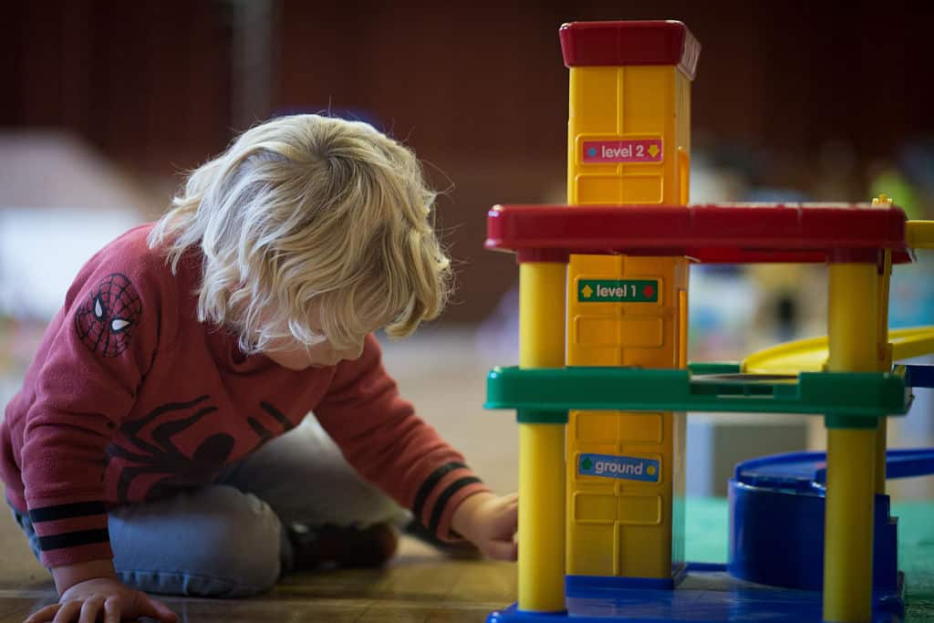 Niño jugando. Pulzo.