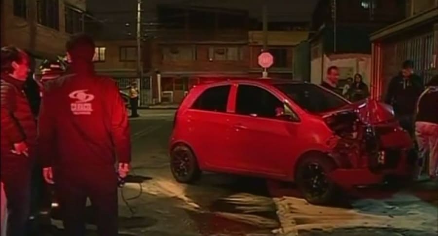 Mujer chocó su carro contra una casa en Bogotá. Pulzo.