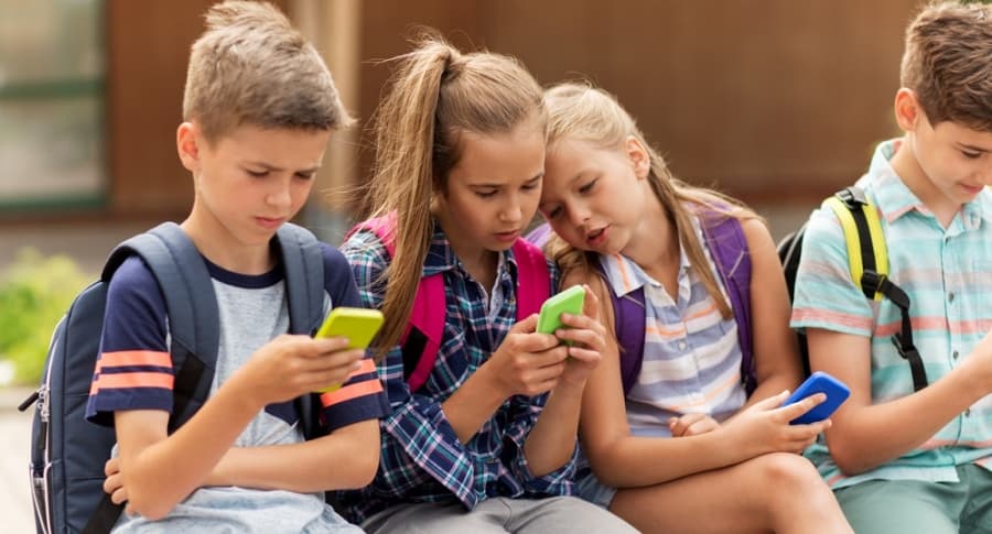 Niños con teléfonos inteligentes