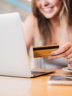Mujer con tarjeta de crédito.