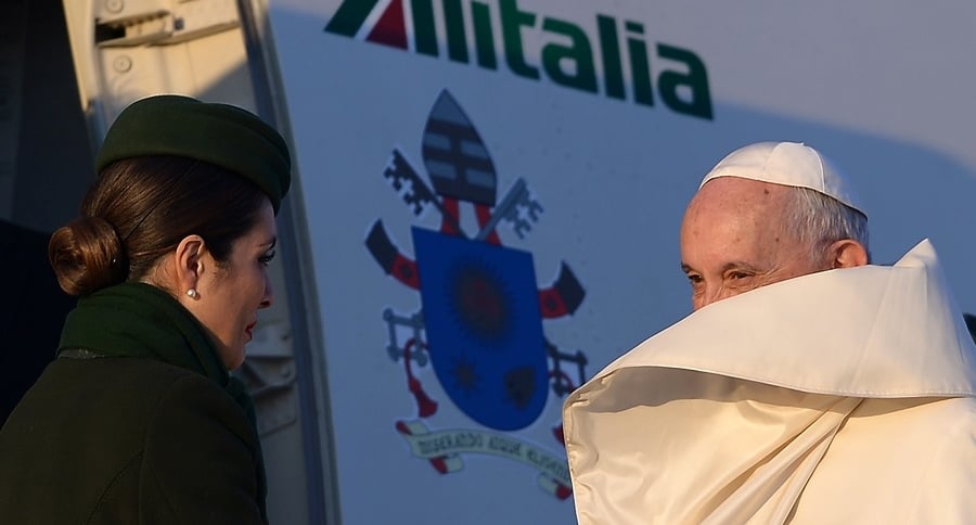 Papa Francisco entra a avión de Alitalia